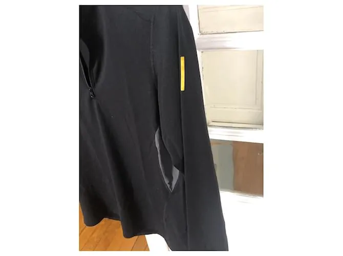 Autre Marque Parte superior, o Camiseta técnica para deportes. cerca del cuerpo, sigue todos tus movimientos. Negro 