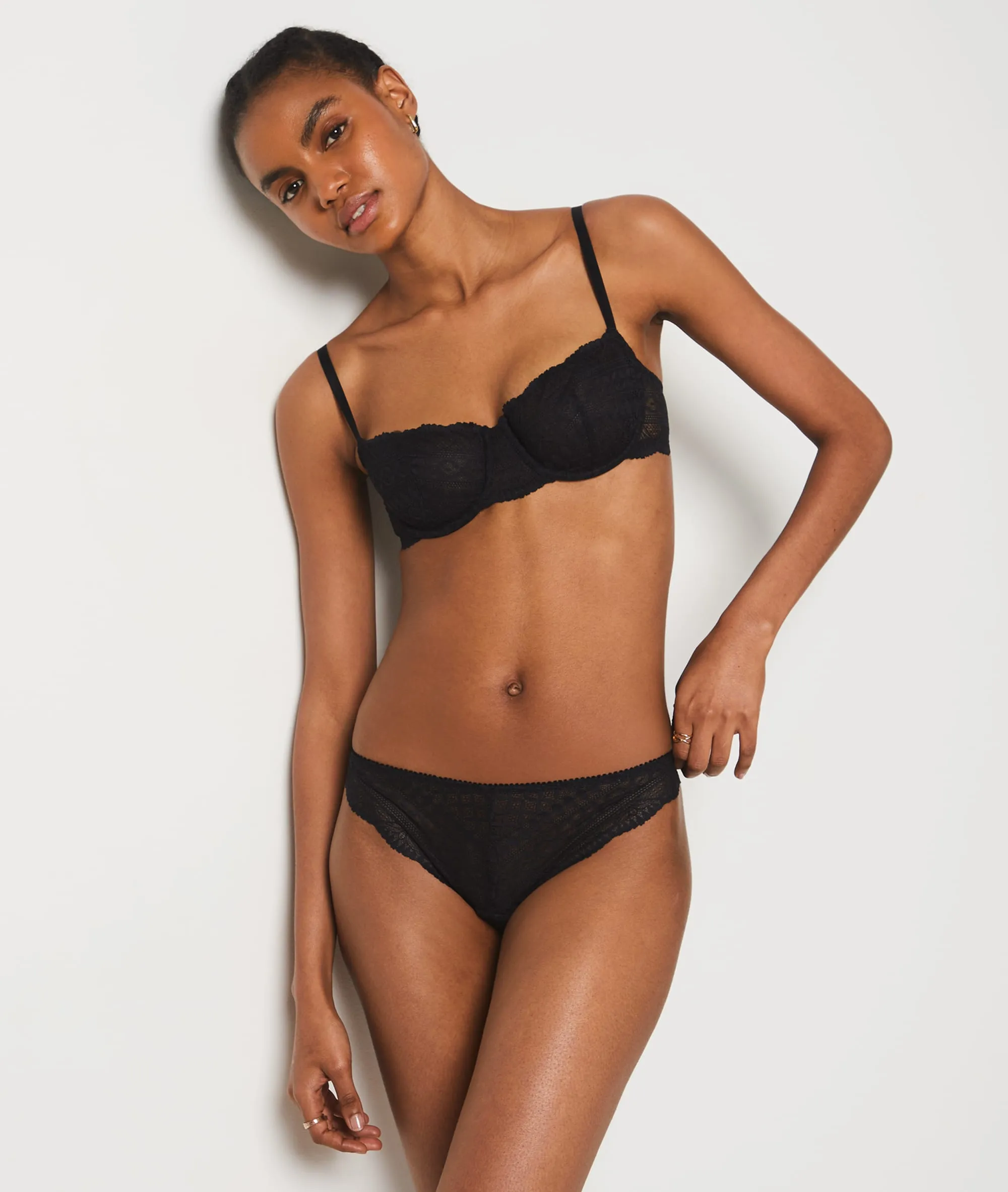 TANGA DE ENCAJE IDOLE NOIR  ETAM